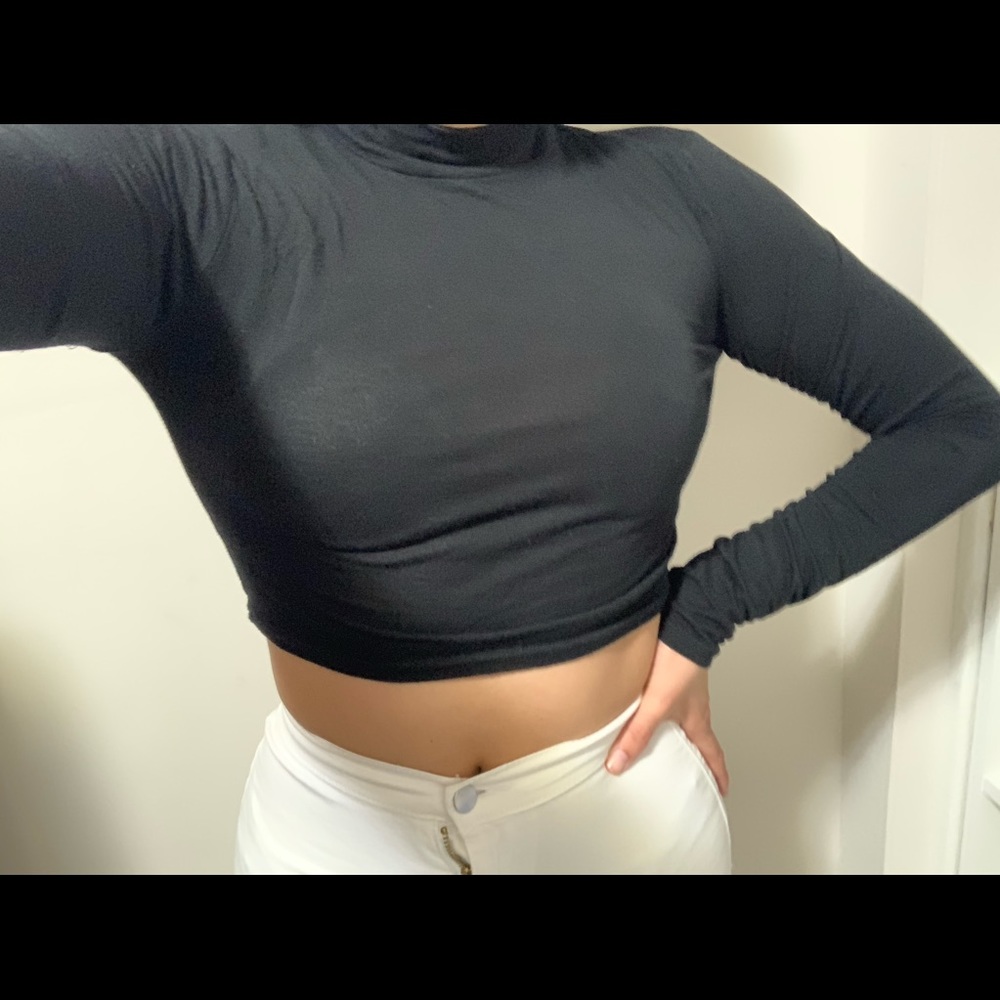 Decree black long sleeve crop top🖤